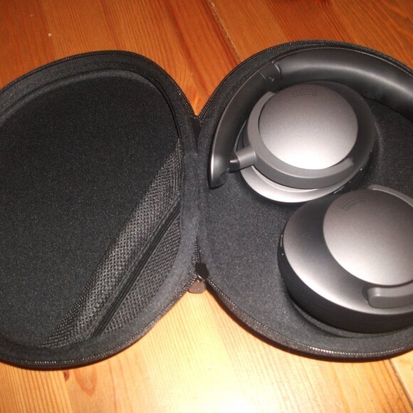 Active Noise Cancelling Headphones, Like New, Bluetooth. - Picture 2 of 4